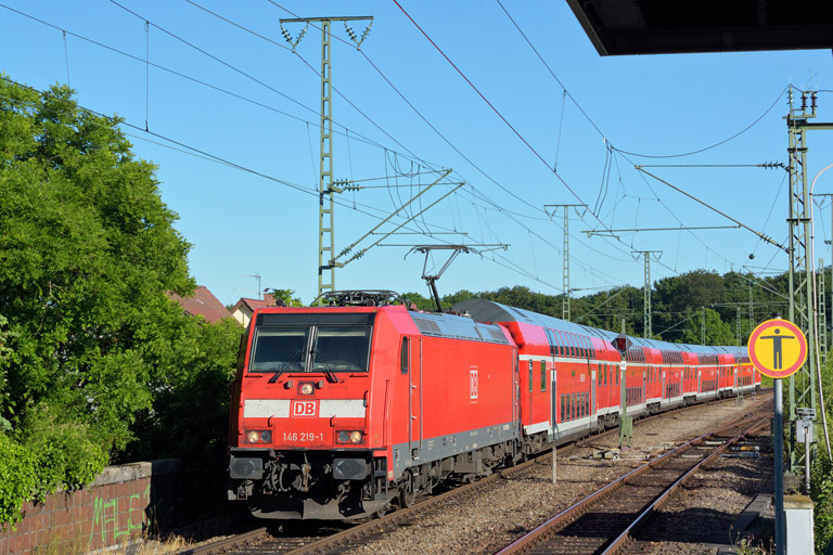 146 219 mit Lr 72973 bei km 16,8 (Juni 2016)