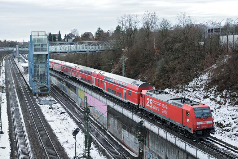 146 221 mit RE 19035 bei km 14,0 (Januar 2016)