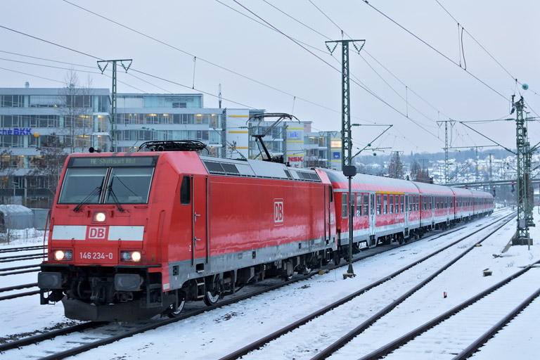 146 234 mit RE 19074 bei km 15,6 (Januar 2016)