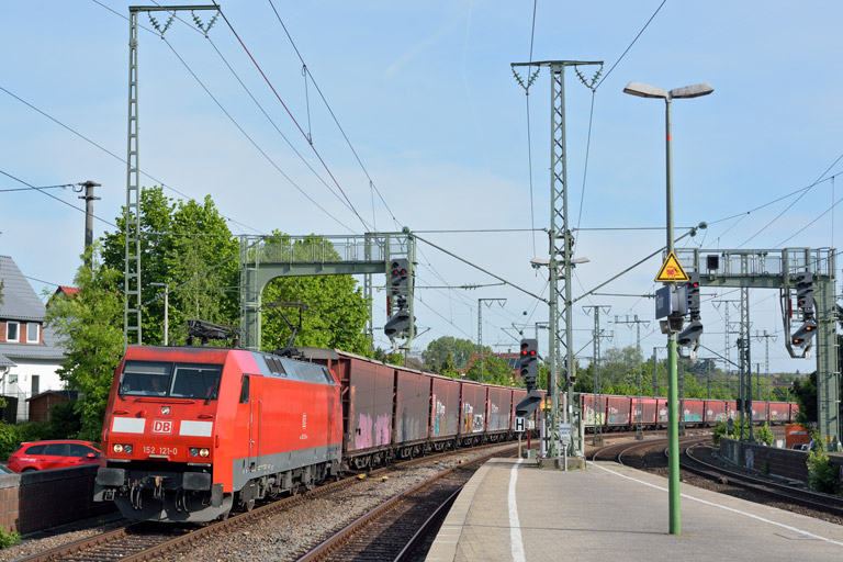 152 121 mit GA 52933 bei km 16,6 (Mai 2016)