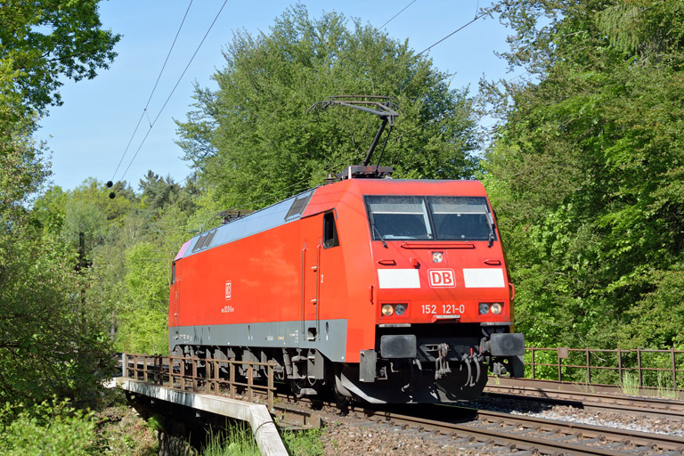 152 121 als T 67934 bei km 18,4 (Mai 2016)