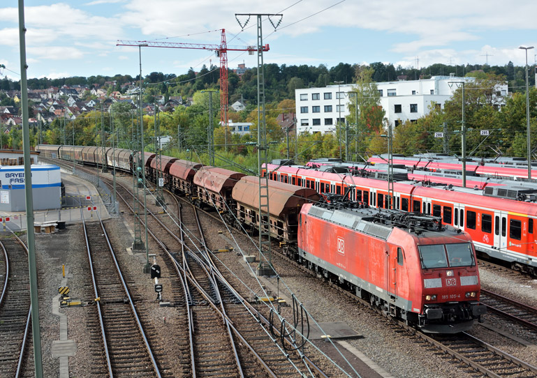 185 105 mit EZ 44618 bei km 16,0 (Oktober 2016)