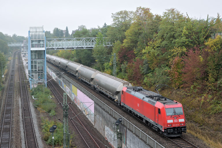 185 266 mit GM 47051 bei km 14,0 (Oktober 2016)