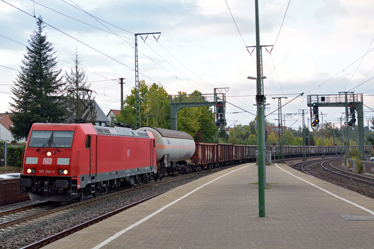 185 384 mit EZ 44613 bei km 16,8 (Oktober 2016)