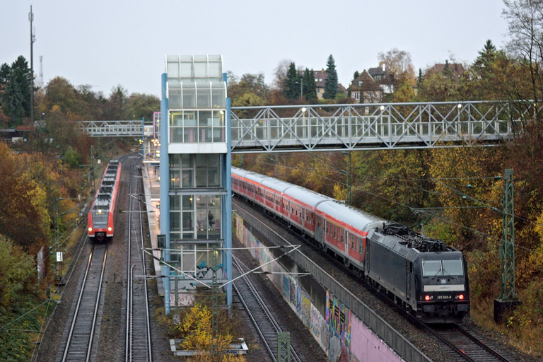 185 565 mit RE 19039 und Baureihe 425 als RE 19088 bei km 14,0 (November 2016)