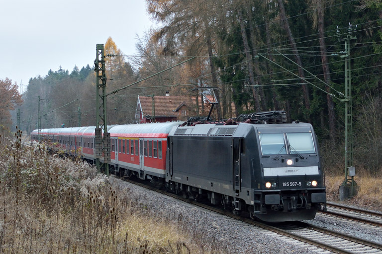 185 567 mit RE 19036 bei km 18,2 (Dezember 2016)