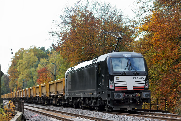 193 854 mit Bauz 25058 bei km 18,4 (Oktober 2016)