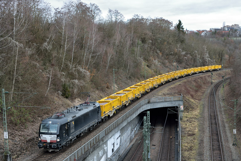 193 854 mit Bauz 92055 bei km 13,8 (Februar 2016)