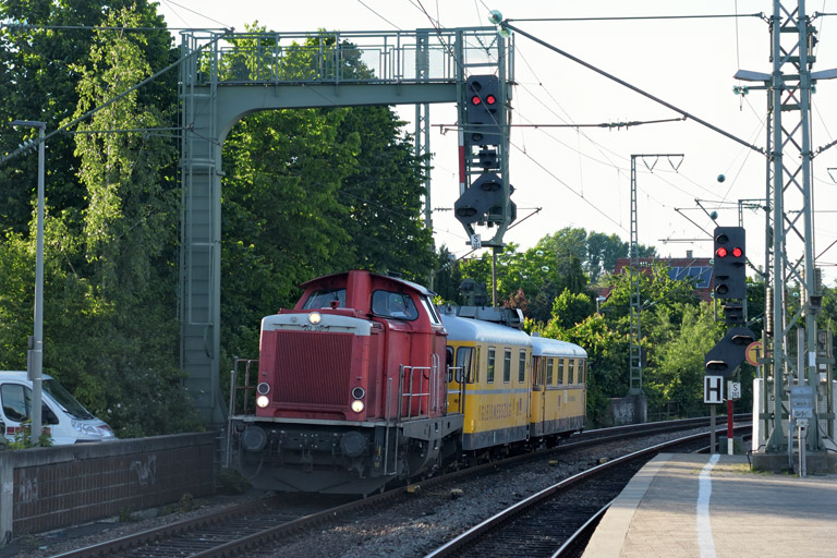 212 310 und 725 002/726 003 bei km 16,6 (Juni 2016)