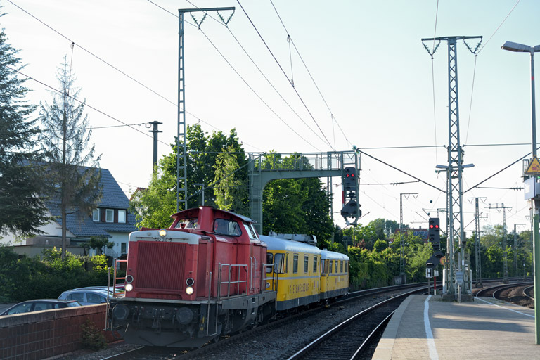 212 310 und 725 002/726 003 bei km 16,8 (Juni 2016)