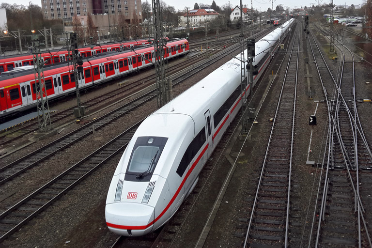 Baureihe 412 (Tz 9005) bei km 15,8 (Februar 2016)
