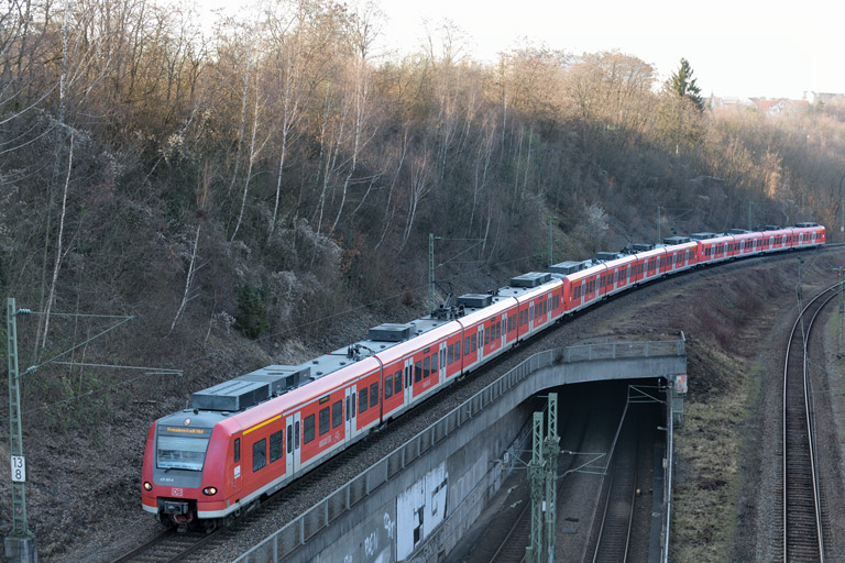 425 801 und Baureihe 425 mit RE 19091 bei km 13,8 (M&auml;rz 2016)