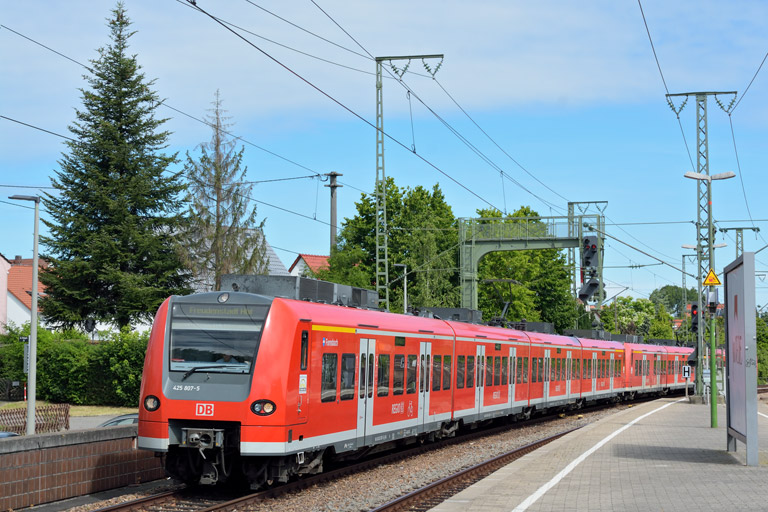425 807 als RE 19085 bei km 16,8 (Juli 2016)