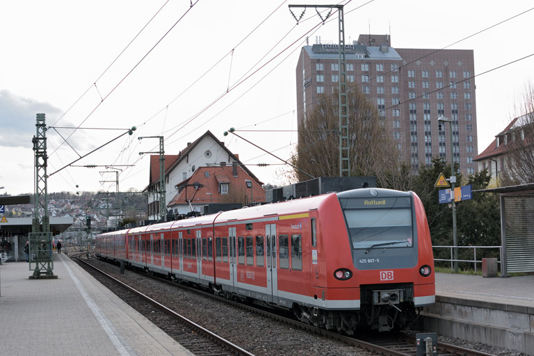 425 808 und 425 807 mit RE 19093 bei km 15,6 (M&auml;rz 2016)