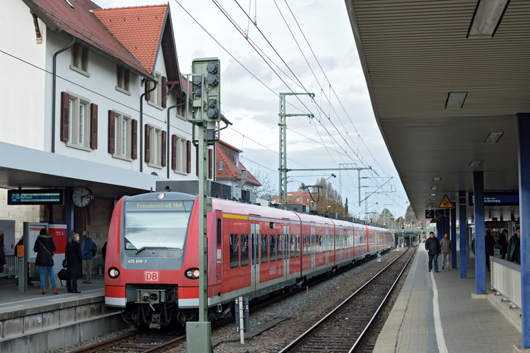 425 808 und 425 807 mit RE 19093 bei km 15,6 (M&auml;rz 2016)