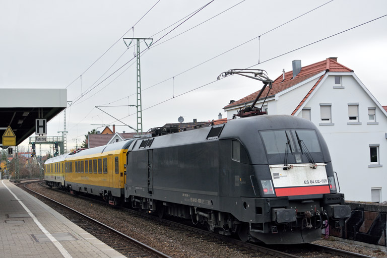 ES 64 U2-026 mit Nbz 94330 bei km 16,8 (November 2016)