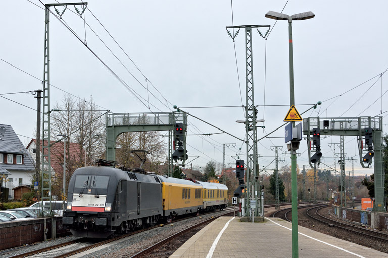 ES 64 U2-026 mit Nbz 94331 bei km 16,8 (November 2016)