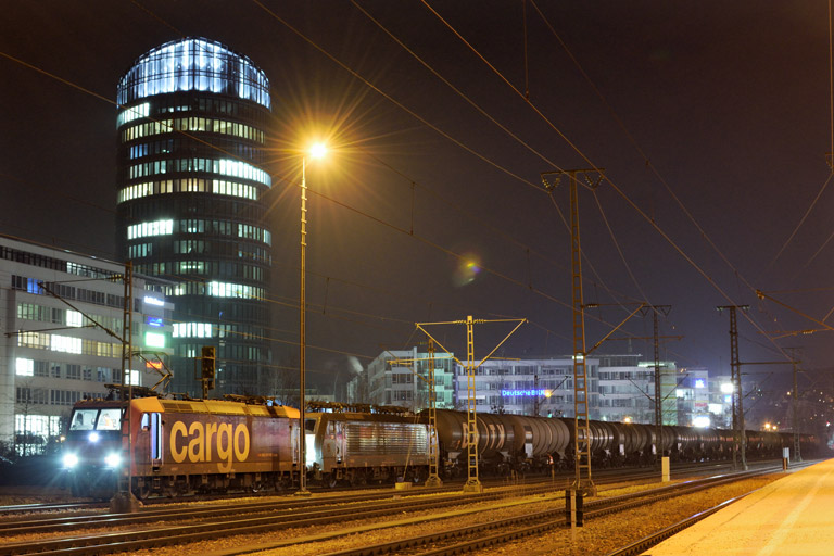 482 024 und ES 64 F4-091 mit DGS 91334 bei km 15,6 (M&auml;rz 2016)