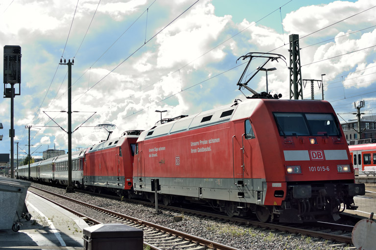 101 015 und 101 136 mit IC 186 bei km 25,8 (September 2017)