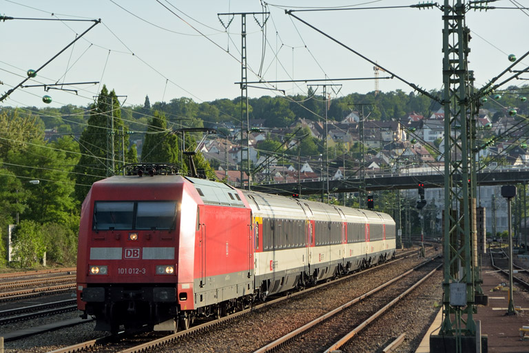 101 012 mit IC 182 bei km 15,8 (Juli 2017)