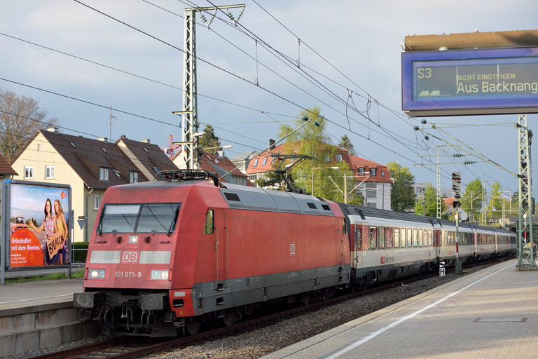 101 071 mit IC 283 bei km 15,6 (April 2017)