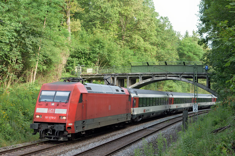 101 079 mit IC 181 bei km 11,6 (Juli 2017)