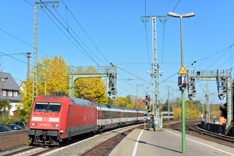 101 085 mit IC 183 bei km 16,6 (Oktober 2017)