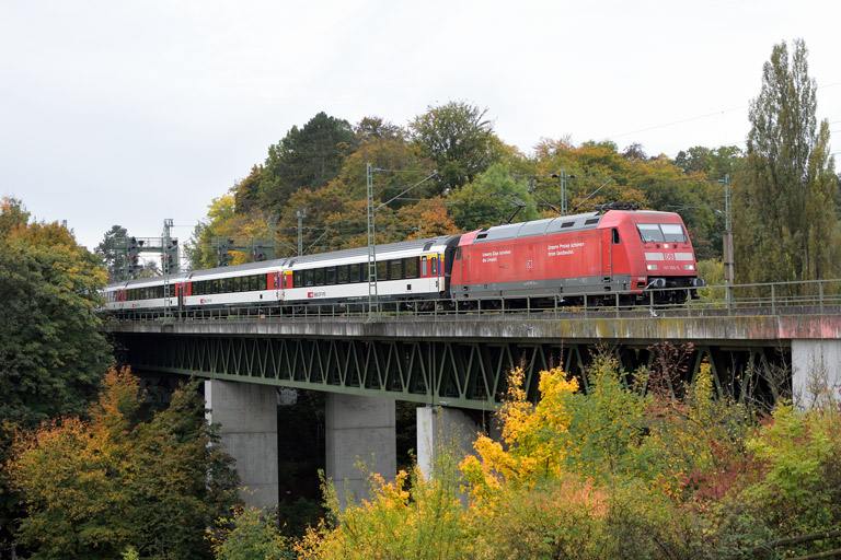 101 105 mit IC 284 bei km 14,6 (Oktober 2017)