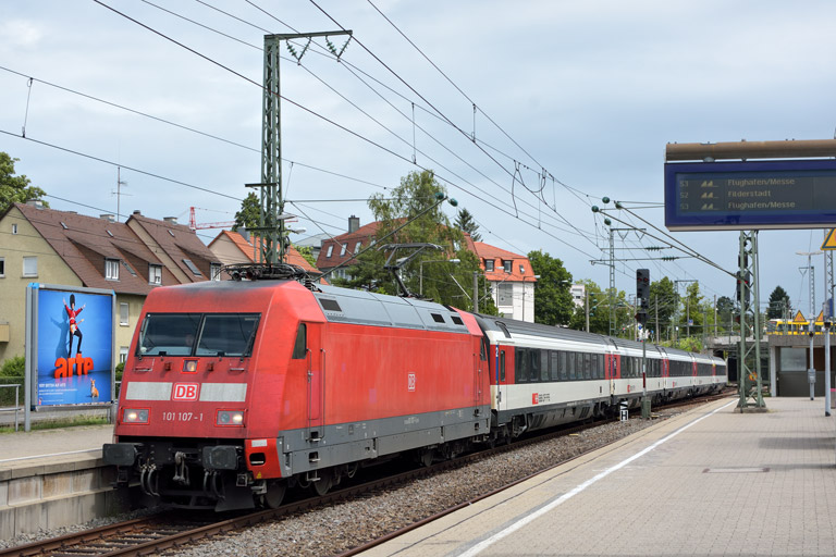 101 107 mit IC 185 bei km 15,6 (Juli 2017)
