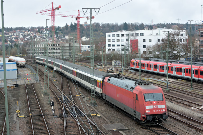 101 129 mit IC 282 bei km 16,0 (Februar 2017)