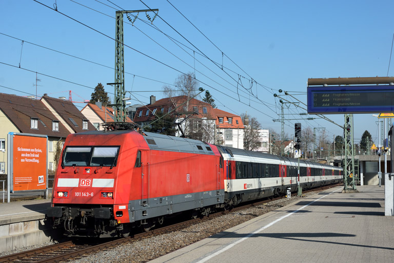 101 143 mit IC 185 bei km 15,6 (Februar 2017)