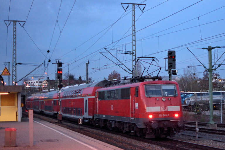 111 048 mit Lr 72904 bei km 15,4 (M&auml;rz 2017)