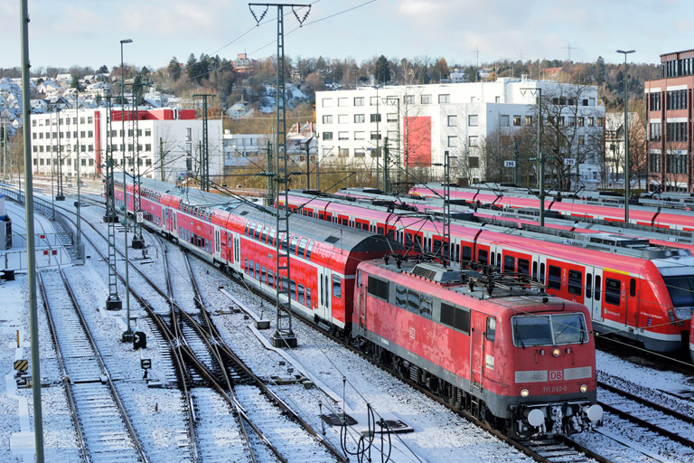 111 060 mit RE 19032 bei km 16,0 (Dezember 2017)