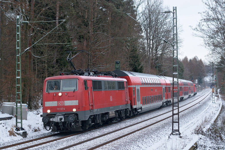 111 074 mit RE 19039 bei km 18,6 (Januar 2017)