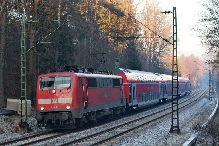 111 097 mit RE 19039 bei km 18,6 (Januar 2017)