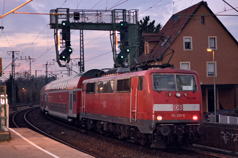 111 137 mit Lr 72904 bei km 16,6 (M&auml;rz 2017)