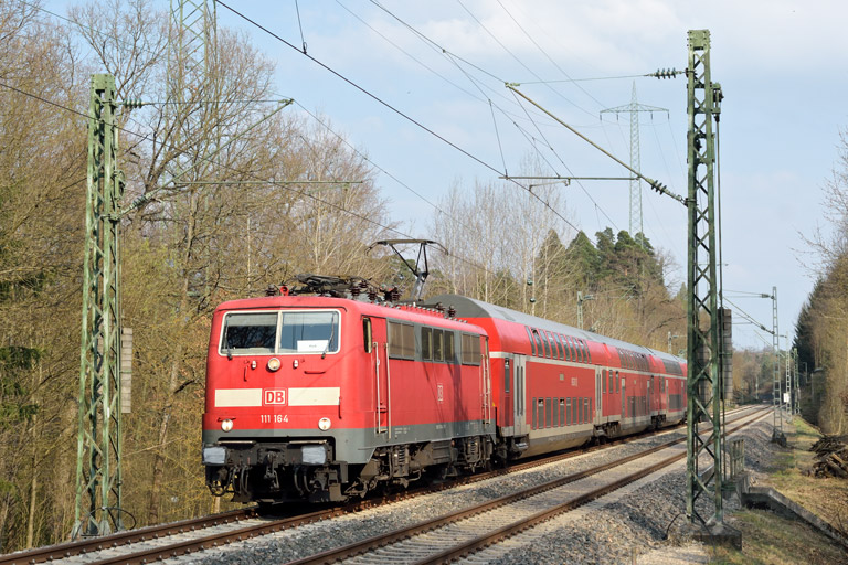 111 164 mit RE 19377 bei km 22,2 (April 2017)