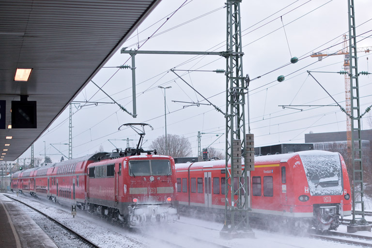 111 167 mit RE 19074 bei km 15,6 (Januar 2017)