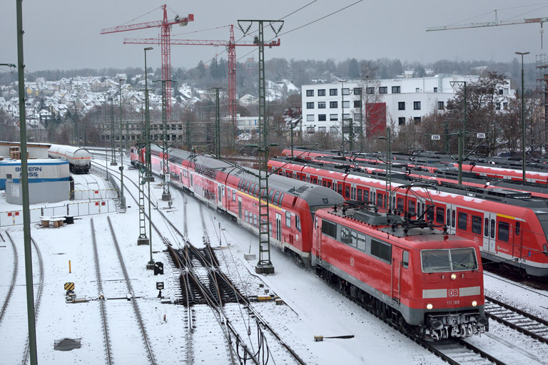 111 189 mit RE 19036 bei km 16,0 (Januar 2017)