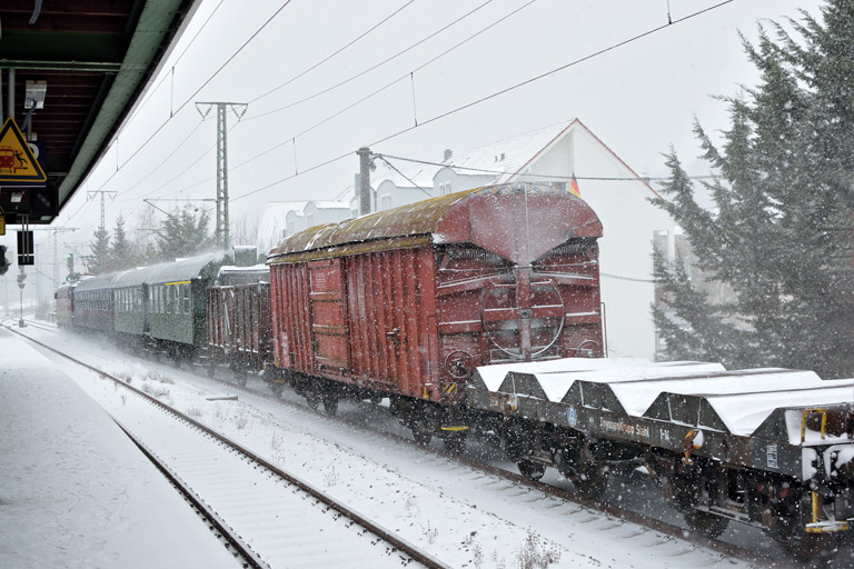 1142 654 mit Dlr 1894 bei km 16,8 (Dezember 2017)