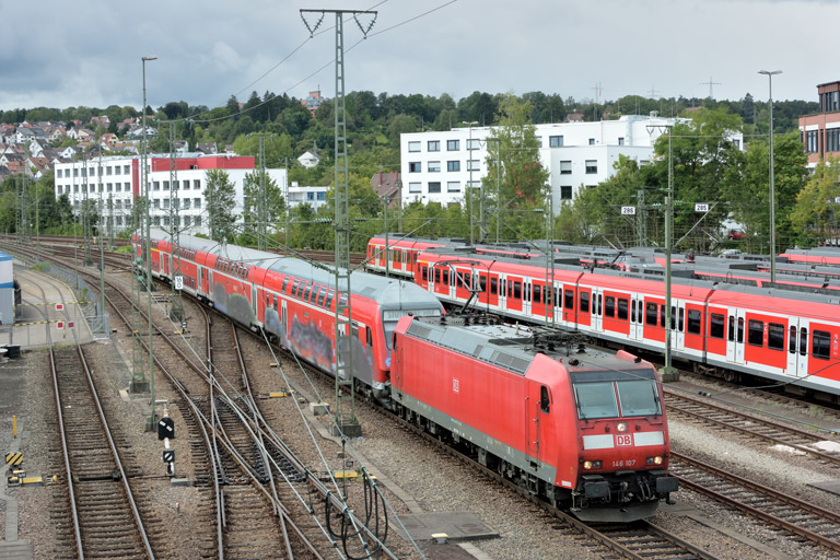 146 107 mit RE 19034 bei km 16,0 (September 2017)