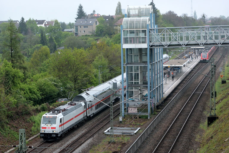 146 554 mit RE 51936 bei km 14,0 (Mai 2017)