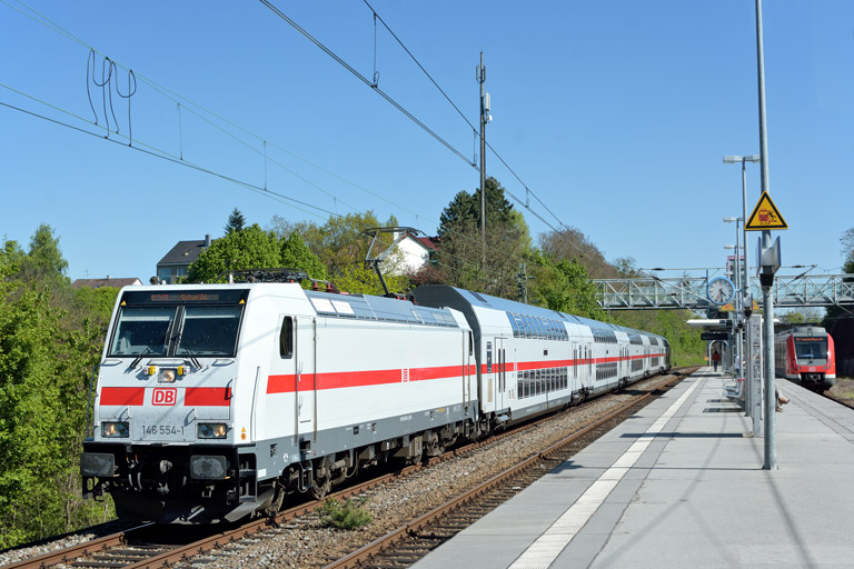 146 554 mit RE 51936 bei km 14,2 (Mai 2017)