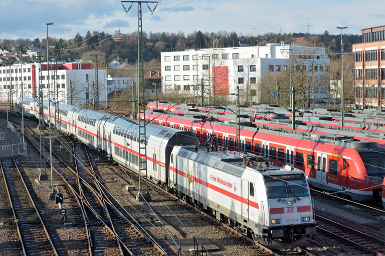146 555 mit IC 2288/RE 52288 bei km 16,0 (Dezember 2017)