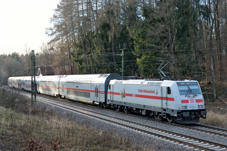 146 555 mit IC 2389/RE 52389 bei km 18,2 (Dezember 2017)