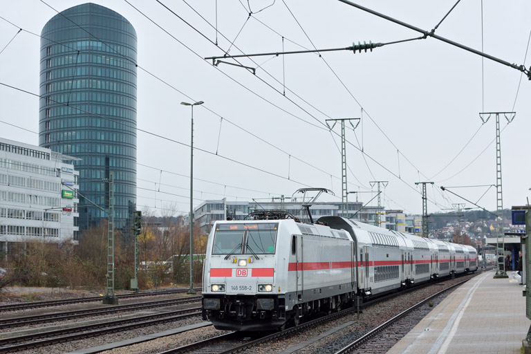 146 558 mit IC 2280/RE 52280 bei km 15,6 (Dezember 2017)