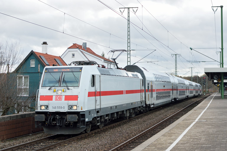 146 559 mit IC 2280/RE 52280 bei km 16,8 (Dezember 2017)