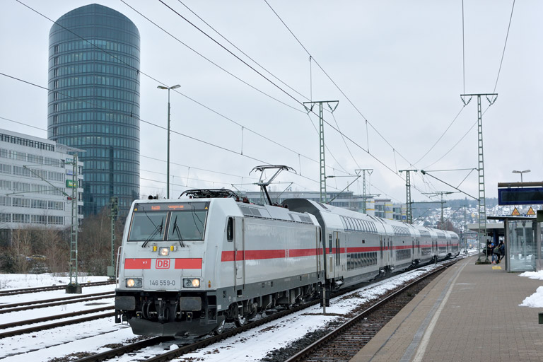 146 559 mit IC 2280/RE 52280 bei km 15,6 (Dezember 2017)