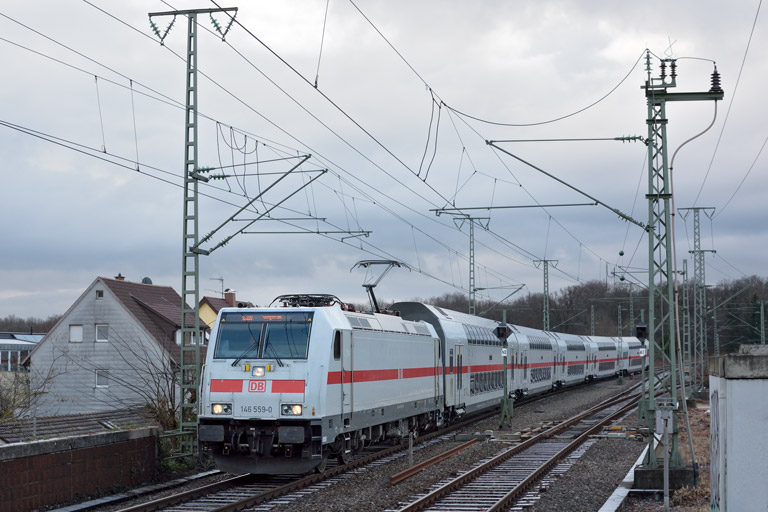146 559 mit IC 2288/RE 52288 bei km 16,8 (Dezember 2017)