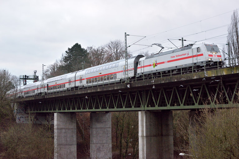 146 561 mit IC 2284/RE 52284 bei km 14,6 (Dezember 2017)